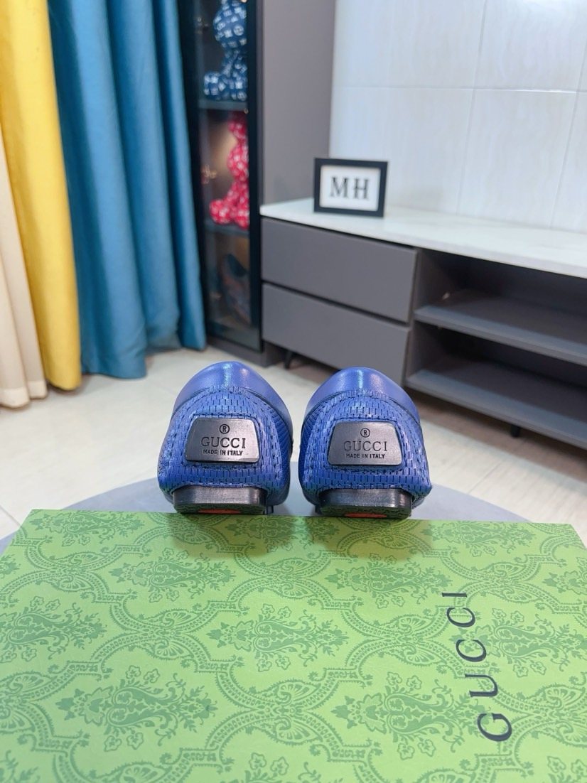 Gucci Men's Blue Textured Hardware Loafers